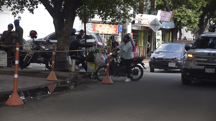 Los conductores invaden los andenes y las vías estacionando de manera irresponsable