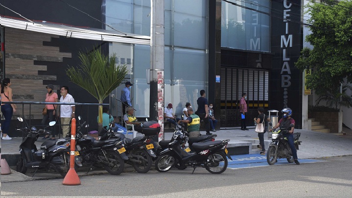 Los conductores invaden los andenes y las vías estacionando de manera irresponsable