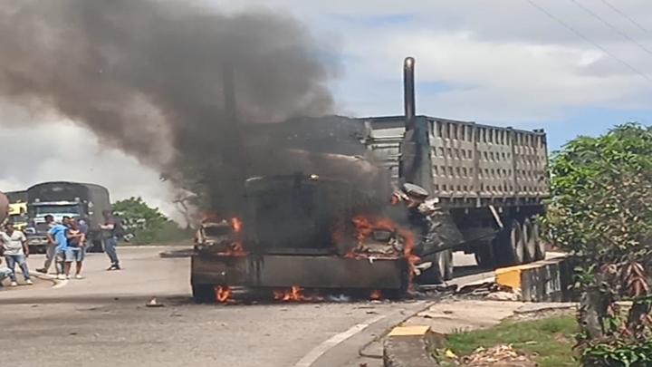 Una tractomula fue incinerada.