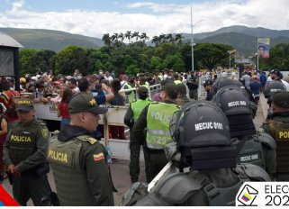 Colombianos esperan pasar la frontera y ejercer su derecho al voto.