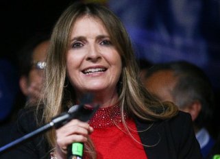 La senadora apuesta a una gran coalición opositora escogida por consulta y asegura que el  Centro Democrático tendrá candidato en diciembre, afirmando que ‘será mujer’.