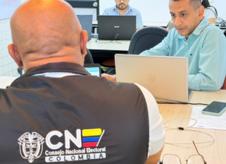 Testigos electorales ante el CNE.