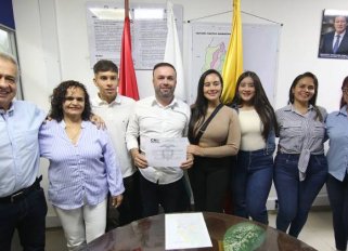 José Luis Duarte Contreras recibió la credencial como representante electo./Foto Carlos Ramírez La Opinión