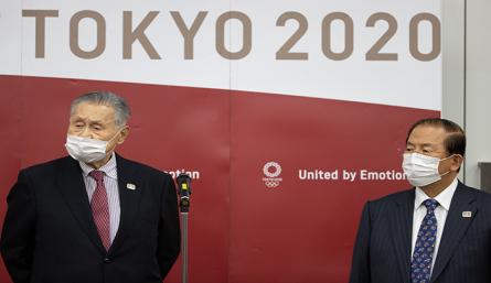  El presidente del Comité Organizador de los Juegos Olímpicos y Paralímpicos de Tokio (TOGOC), Yoshiro Mori (izq.), Y el director ejecutivo Toshiro Muto (der.) Hablan con los medios de comunicación después de su videoconferencia con el presidente del COI, Thomas Bach