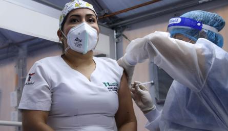 La auxiliar de enfermería Mónica Johana Mantilla León figuró entre las primeras personas en ser vacunadas contra el coronavirus, en el Hospital Erasmo Meoz. / Fotos Luis Alfredo Estévez