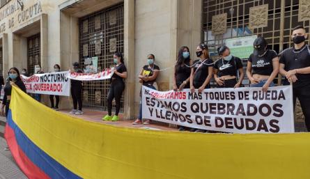 Los manifestantes recalcaron que los toques de queda han llevado a la quiebra a muchos negocios, por lo que no aguantan más este tipo de medidas que solo afectada a los empresarios y microempresarios de la noche. / Foto: Paola Ríos