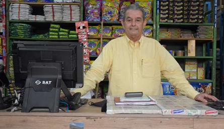 Benigno Sandoval lleva 50 años vendiendo en Cebanastos/Foto Pablo Castillo