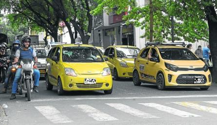 A los taxistas los roban  y les queman los carros
