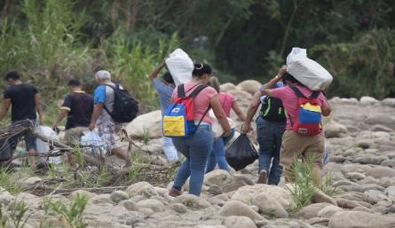 El paso a riesgo personal por las trochas que abundan en las riberas del río Táchira, entre el Corregimiento de La Parada (Villa del Rosario) y El Escobal (Cúcuta) se constituye en permanente factor de riesgo y caldo de cultivo para la trata de personas que de manera abierta o velada controlan grupos criminales con asiento en la región. / Foto: Archivo / La Opinión 