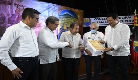 (De izquierda a derecha). Acompañan en la fotografía Oliverio Castellanos, Olger García Velásquez, José Eustorgio Colmenares, Jairo Yáñez y Luis Fernando Niño./ Foto: Jorge Gutiérrez / La Opinión 