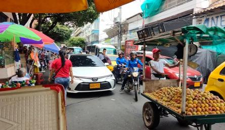En pleno día los expendedores de droga venden su mercancía en la avenida 7 con calle 10.