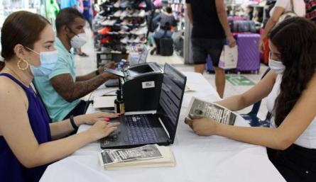 A los centros comerciales acudirá Hacienda para buscar contribuyentes con obligaciones/Foto archivo