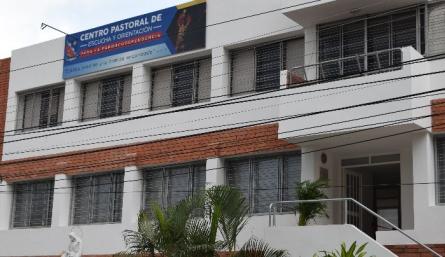 El centro cuenta con oficinas de psicología, salas de grupo para terapias y salón de manualidades. / Foto: Cortesía / La Opinión 