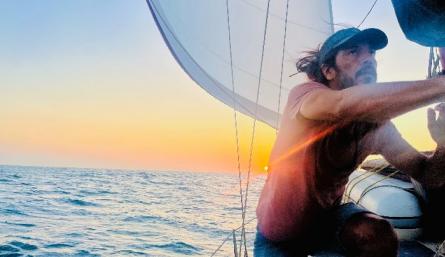 El velero tiene por nombre ‘Luna’. Sus recorridos están quedando registrados a través de la cuenta de Instagram @ sailingv.luna./ Foto: Cortesía / La Opinión 