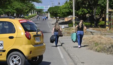 La fuerza, la resistencia y  el deseo de viajar impulsan el aliento de los viajeros. (Foto Jorge Gutiérrez /La Opinión)