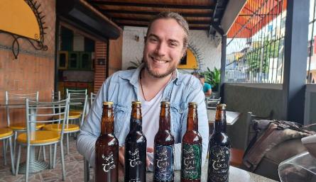 Jorge Escalante examina las levaduras para la fabricación de cerveza artesanal. /Foto:  Anggy Polanco/La Opinión