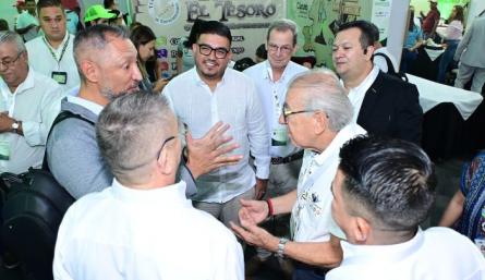 El alcalde Jairo Yéñez habla aquí con gerentes de las centrales mayoristas de Colombia/Foto cortesía