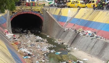 Canal Bogotá, repleto de basura que le arrojan a diario los vecinos de 18 barrios./Foto Orlando Carvajal/La Opinión