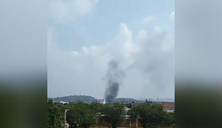 omberos atienden emergencia por incendio en el barrio 7 de Agosto