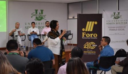 La Unisimón desarrolló el foro ‘La Política Antinarcóticos del Gobierno de Colombia y las relaciones con Estados Unidos’ a través de sus programas académicos de Trabajo Social y la Especialización en Procesos de Intervención Social. Foto Unisimón/La Opinión.