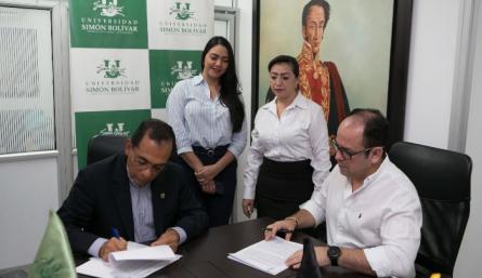 Con la firma del convenio, funcionarios de Norte de Santander y miembros de las juntas comunitarias resultarán beneficiados./Foto: Juan Pablo Cohen 