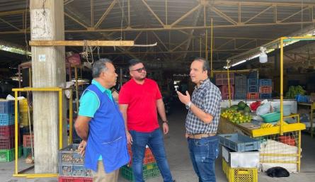 El gerente de Cenabastos, Wolgfan Ochoa (centro) dialoga ultima detalles para el recibimiento de los productores de Bucarasica/Foto cortesía