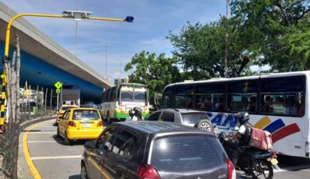 Las bandas luminosas funcionan todos los días y no están conectadas con la red de semaforización de la ciudad.  Fotos: Deicy Sifontes/ La Opinión