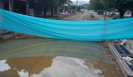 Esta piscina sirve de criadero de plagas en la avenida Kennedy./La Opinión