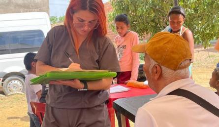 A los adultos mayores los ayudan con la tramitología para acceder al programa Colombia Mayor. / Fotos: Cortesía / La Opinión 