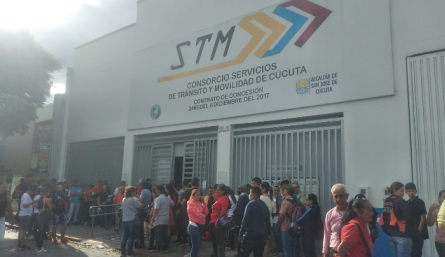 Largas filas en el consorcio de tránsito en la Gran Colombia