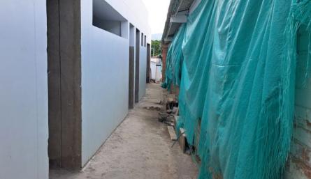 Padres denuncian paralización de obras de baterías sanitarias