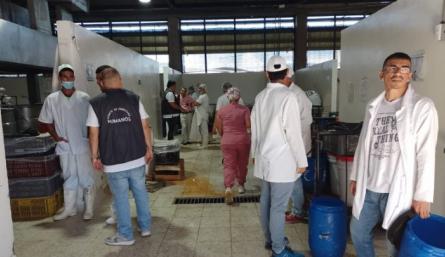Presos exigen salida del  operador de alimentación