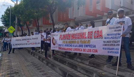 Plantón de cerca de 16 CDAS de Cúcuta y el área metropolitana frente a la sede del Ministerio de Transporte.