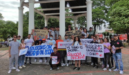 Estudiantes protestan en el parque Colón