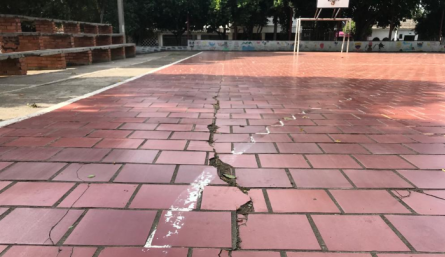 Las grietas en las canchas pueden ocasionar accidentes.
