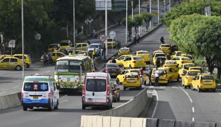Los taxistas también protestarán para exigir mejores condiciones laborales y para decirle no al transporte informal con el que compiten a diario. / Fotos Archivo / La Opinión 