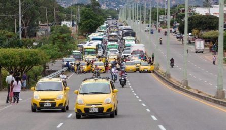La autopista internacional estuvo bloqueada por varias horas, pero al final protestaron con un ‘plan tortuga’. / Fotos: Juan Pablo Cohen / La Opinión