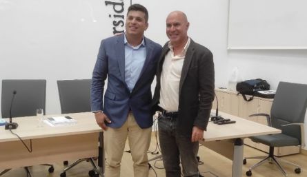 Juan Pablo Salazar Torres junto a Ramón Tirado Morueta, director del Doctorado en Ciencias Sociales y de la Educación, y tutor de su tesis doctoral./ Foto: Cortesía / La Opinión 