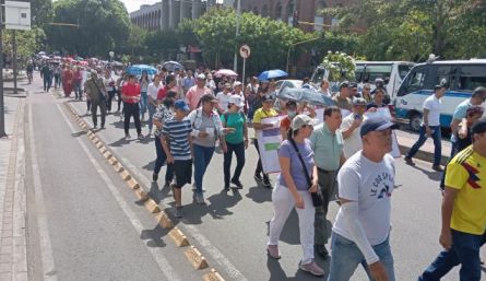 Marcha de maestros por los malos servicios de salud que les prestan/Foto Orlando Carvajal/La Opinión