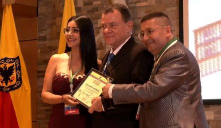 Julio García-Herreros recibiendo su galardón./ Foto: Cortesía / La Opinión 