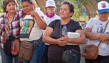 Familiares de desaparecidos que ayer acudieron a Juan frío/Foto Orlando Carvajal/La Opinión