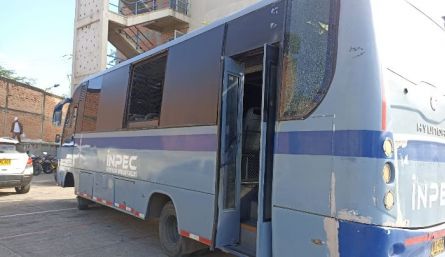 Los funcionarios han tenido que movilizarse en vehículos policiales