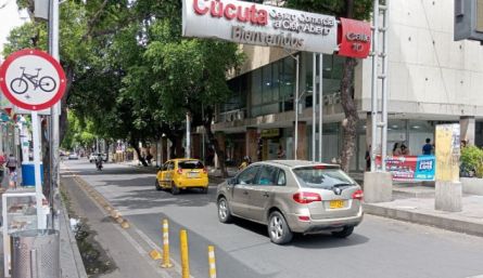 Centro comercial a cielo abierto/Foto Orlando Carvajal/La Opinión
