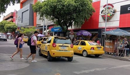 Paradero de taxi en la avenida 4 frente al Palacio Nacional/Foto Orlando Carvajal/La Opinión