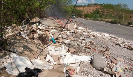 Carretera que conduce desde el anillo vial a la urbanización Cormoranes es una escombrera./Foto Orlando Carvajal/La Opinión