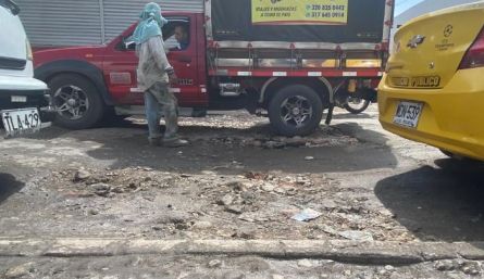 Algunas personas echan escombros en los huecos como una forma de ayudar con el paso de los carros