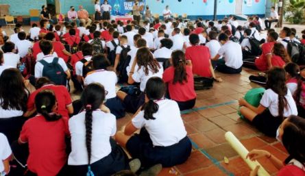 Muchas veces los padres de familia pagan las cuotas por miedo a que sus hijos pierdan el cupo o para evitar que los docentes o directivos tomen represalias en contra de los estudiantes. / Foto: Archivo / La Opinión 