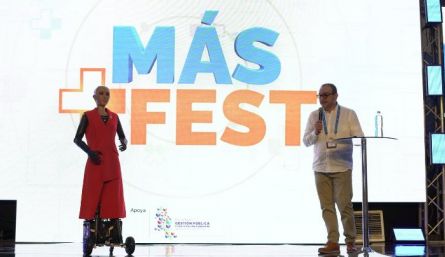 El gobernador de Norte de Santander, Silvano Serrano Guerrero tuvo la oportunidad de hacer varias preguntas a Sophía. / Foto: Cortesía de Martha Rojas / La Opinión 