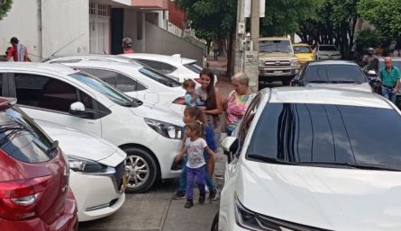 Los peatones no tienen por donde caminar por el mal parqueo que reina en el sector/Foto Orlando Carvajal/La Opinión