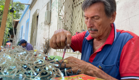 Óscar Contreras es un hombre que revive las luces navideñas.